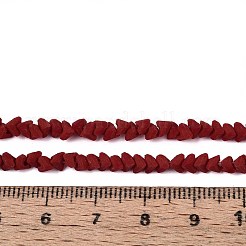 曇った不透明なガラスビーズの連売り  三角形  多面カット  ファイヤーブリック  3~3.5x4~4.5x4~4.5mm  穴：0.8mm  約121~131個/連  14.37~15.35インチ（36.5~39cm）&nbsp;GLAA-N017-4mm-15