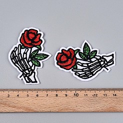 バラのアップリケを持つ骸骨の手  機械刺繍布地手縫い/アイロンワッペン  マスクと衣装のアクセサリー  クリムゾン  64.5x45.5x2mm&nbsp;DIY-N007-01
