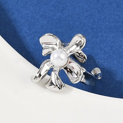 女性用真鍮カフリング  ABSプラスチック模造真珠ビーズ付き  花  ラックめっき  長持ちメッキ  鉛フリー＆カドミウムフリー  プラチナ  花：22x20mm  内径：17mm&nbsp;RJEW-F182-06P