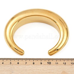 女性用304ステンレススチールカフバングル  イオンプレーティング（ip）  18KGP本金メッキ  内径：2-1/2x1-3/4インチ（6.2x4.6cm）&nbsp;BJEW-K281-01G