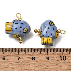 手作りの磁器のペンダント  魚のチャーム  真鍮パーツ  手描き  18KGP本金メッキ  コーンフラワーブルー  20~21x18.5x8.5~9mm  穴：2mm&nbsp;PR-CBA0027-10G-05