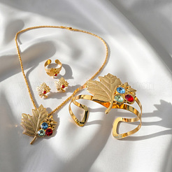 メープルリーフ合金製カラフルラインストーンペンダントネックレス＆スタッドピアス＆カフバングル＆カフリングセット（女性用）  ゴールドカラー  17.72インチ（45cm）&nbsp;WGFFE4E-01
