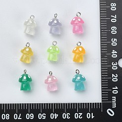 45 個 9 色の蓄光半透明樹脂ペンダント  きのこチャーム  プラチナトーンの鉄ループ付き  ミックスカラー  16.5~18x11.5mm  穴：2mm  5個/カラー&nbsp;RESI-CJ0003-23