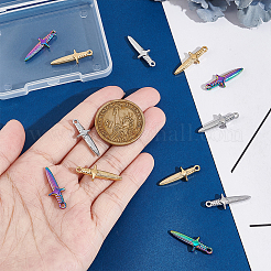 12個3色イオンプレーティング(IP)304ステンレスペンダント  剣のチャーム  ミックスカラー  24.5x9x4mm  穴：1.5mm  4個/カラー&nbsp;STAS-UN0045-87