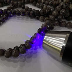 天然蛍光閃長岩 (UV ライトの下で光る) ビーズ 連売り  ラウンド  8mm  穴：0.5mm  約47個/連  14.96''~15.08''（38~38.3センチメートル）&nbsp;X-G-K340-A05-03