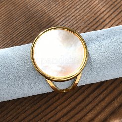 女性用フラットラウンド304ステンレススチールホワイトシェルカフリング  イオンプレーティング（ip）  18KGP本金メッキ  18mm  内径: 調節可能&nbsp;RJEW-G346-02G-02