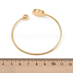 女性用304ステンレススチールカフバングル  花付きフラットラウンド  ゴールドカラー  内径：2-3/8インチ（5.9cm）&nbsp;BJEW-C111-02G