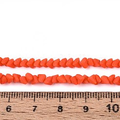 曇った不透明なガラスビーズの連売り  三角形  多面カット  トマト  3~3.5x4~4.5x4~4.5mm  穴：0.8mm  約121~131個/連  14.37~15.35インチ（36.5~39cm）&nbsp;GLAA-N017-4mm-14