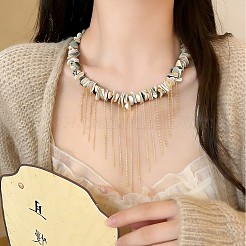 天然貝殻チップビーズ付き合金チェーンタッセルビブネックレス（女性用）  ゴールドカラー  貝殻色  15.75インチ（40cm）&nbsp;WG291D5-01