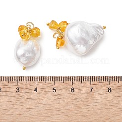 天然琥珀チップとシェルパールのペンダント  真鍮のループが付いた白いナゲットチャーム  ゴールドカラー  21~25.5x12.5~19x13~15mm  穴：3mm&nbsp;PALLOY-JF05550
