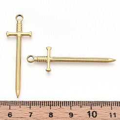 イオンプレーティング（IP）304ステンレスペンダント  剣のチャーム  18KGP本金メッキ  45x13.5x2mm  穴：2.5mm.&nbsp;X-STAS-N098-135LG