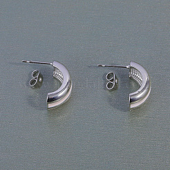 ピンクのC字型真鍮スタッドピアス  エナメル  プラチナ  18.3x9.8mm&nbsp;QG1885