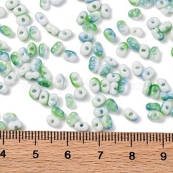 ツートンカラーのベーキングペイントガラスシードビーズ  丸い穴  ピーナッツ  ライムグリーン  4.5x2.5x2.5mm  穴：1mm  約4500個/ポンド&nbsp;SEED-C003-01B