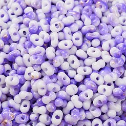 ツートンカラーのベーキングペイントガラスシードビーズ  丸い穴  ピーナッツ  紫色のメディア  4.5x2.5x2.5mm  穴：1mm  約4500個/ポンド&nbsp;SEED-C003-01G