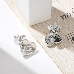 ラックメッキ真鍮マイクロパヴェクリアキュービックジルコニアスタッドピアス  ハート  アルファベットのO  8.5x9.5mm&nbsp;EJEW-K299-01P-O