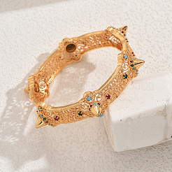 ヒップホップの真鍮製バングル  女性用リベットバングル  花  ゴールドカラー  内径：2-3/8インチ（6cm）〜2-3/4インチ（7cm）&nbsp;ZN2910