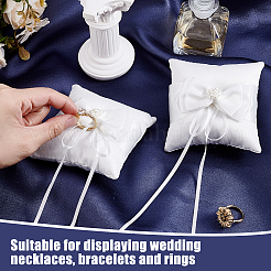 プラスチック製の真珠の花が付いた正方形のポリエステル製結婚指輪ディスプレイ枕  ホワイト  9.3x9.3x4.3cm&nbsp;RDIS-WH0016-24A