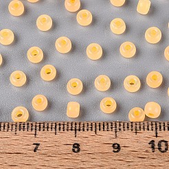 内側が透明なガラスシードビーズ6/0個。  ロンデル  丸い穴  オレンジ  4x3mm  穴：1.2~1.5mm  約6080個/ポンド&nbsp;SEED-N008-08S