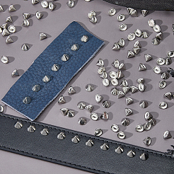 2700個のプラスチック製イヤーナット  ピアスバックキャッチ  コーン  銀  6.5x7.5mm&nbsp;FIND-FH0017-99B