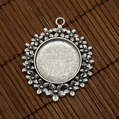 DIYの肖像画のペンダント作りのために25 mmのクリアドーム型のガラス製カボションカバーと合金の花の空白のセッティング  カドミウムフリー＆ニッケルフリー＆鉛フリー  アンティークシルバー  ペンダント：49x41mm  穴：2mm  トレイ：25mm&nbsp;DIY-X0141-AS-NR