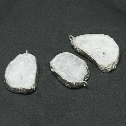 天然のGeode瑪瑙ドゥルージースライスペンダント  ナゲット  真鍮パーツ  銀  18~48x28~70x6~9mm  穴：2mm&nbsp;G-L461-04C