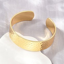 女性用、15.5mm真鍮製テクスチャー加工オープンカフバングル  ラックめっき  長持ちメッキ  カドミウムフリー＆鉛フリー  18KGP本金メッキ  内径：2.05x1.83インチ（5.2x4.65cm）&nbsp;KK-CBA68DA-11G