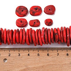 段階的に並んだ合成ターコイズビーズ連売り  染め  ナゲット  レッド  7~20x7~15x3~5mm  穴：1.2mm  約118~119個/連  15.75~15.87''（40~40.3センチメートル）&nbsp;G-A237-01H