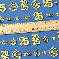 ラックメッキ合金ペンダント  カドミウムフリー＆鉛フリー  ニッケル電気メッキ  数字のチャーム  ゴールドカラー  8.5~28x8.5~24x1.5~2.5mm  穴：1~2mm  28個/セット&nbsp;FIND-FS0003-48