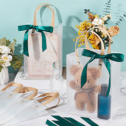 透明なつや消しPVCプラスチックギフトトートバッグ（緑のリボン付き）  結婚式の誕生日のベビーシャワーのため  リサイクルバッグ  長方形  長方形  20x15x10.1cm&nbsp;ABAG-WH0048-68C