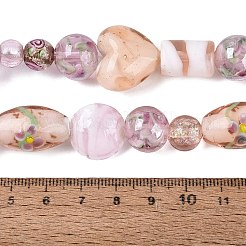 手作りの箔ガラスに金色の砂ランプワークビーズの連をあしらった作品  インナーフラワー  混合図形  パールピンク  6~37x7~28x5~21mm  穴：0.7~2mm  約23~29個/連  13.58~14.76インチ（34.5~37.5cm）&nbsp;FOIL-Q002-08F